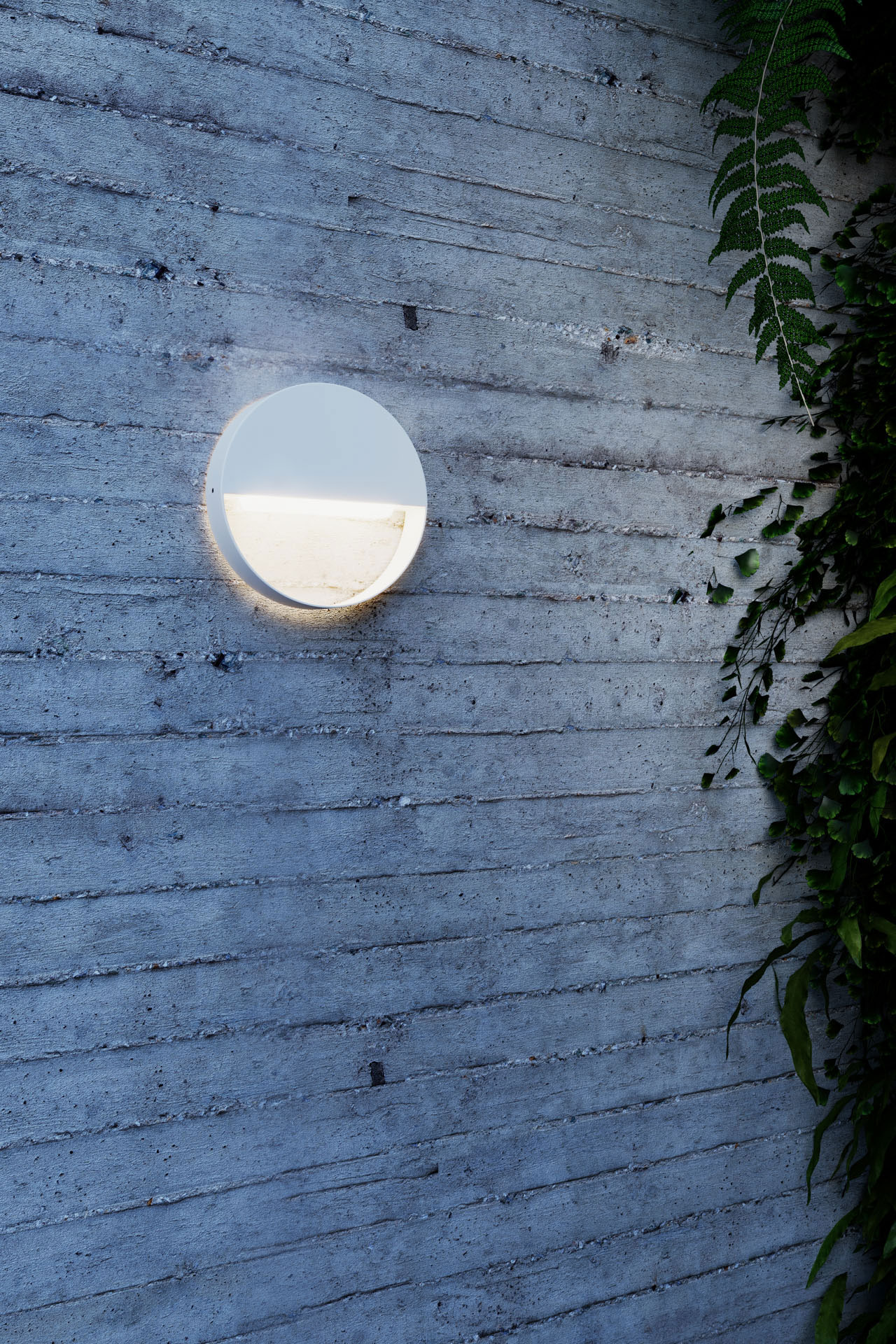 Aplique de pared de exterior en jardín con acabados en color blanco