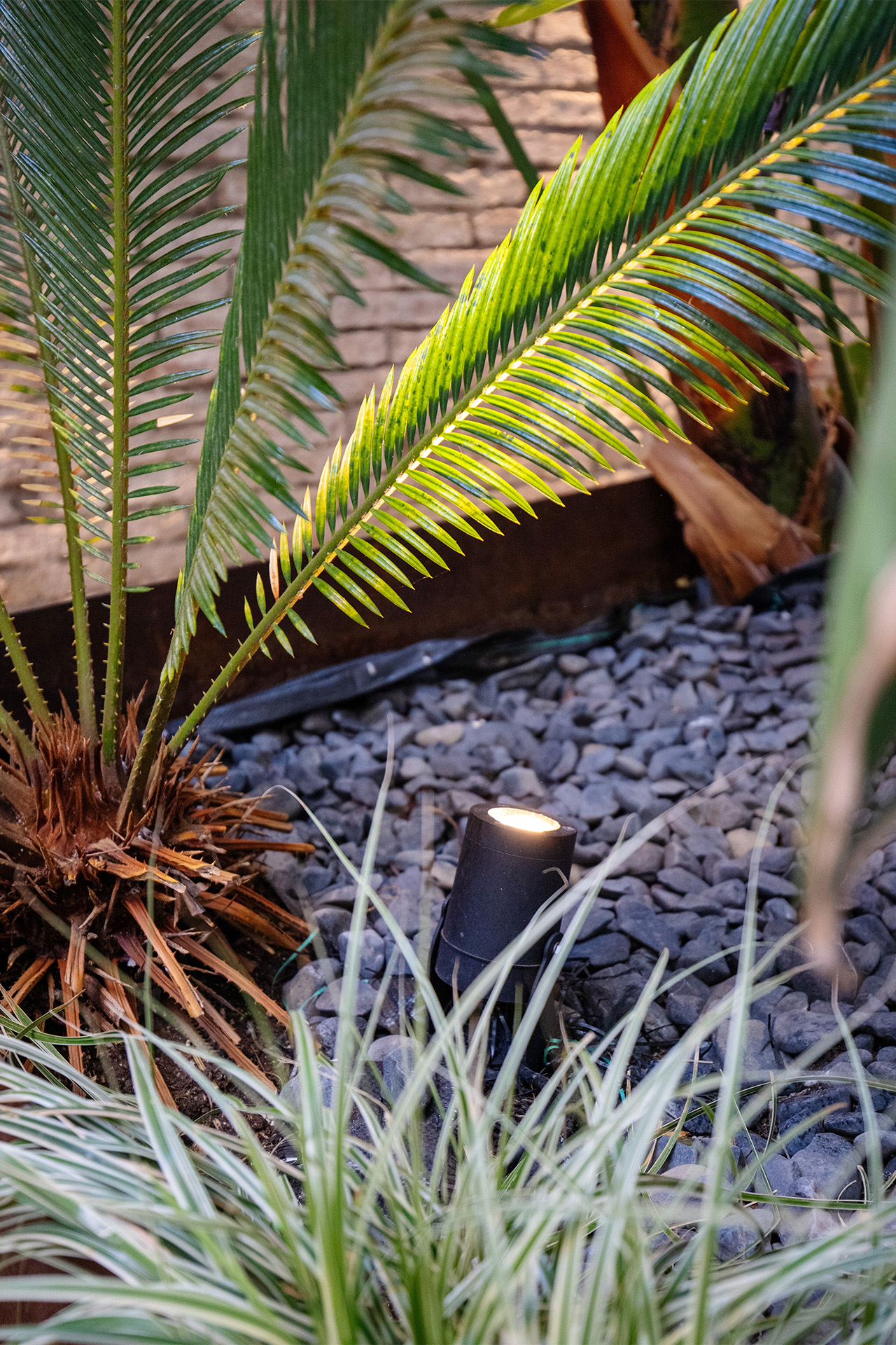 aplique de pared con acabados en negro en jardin interior