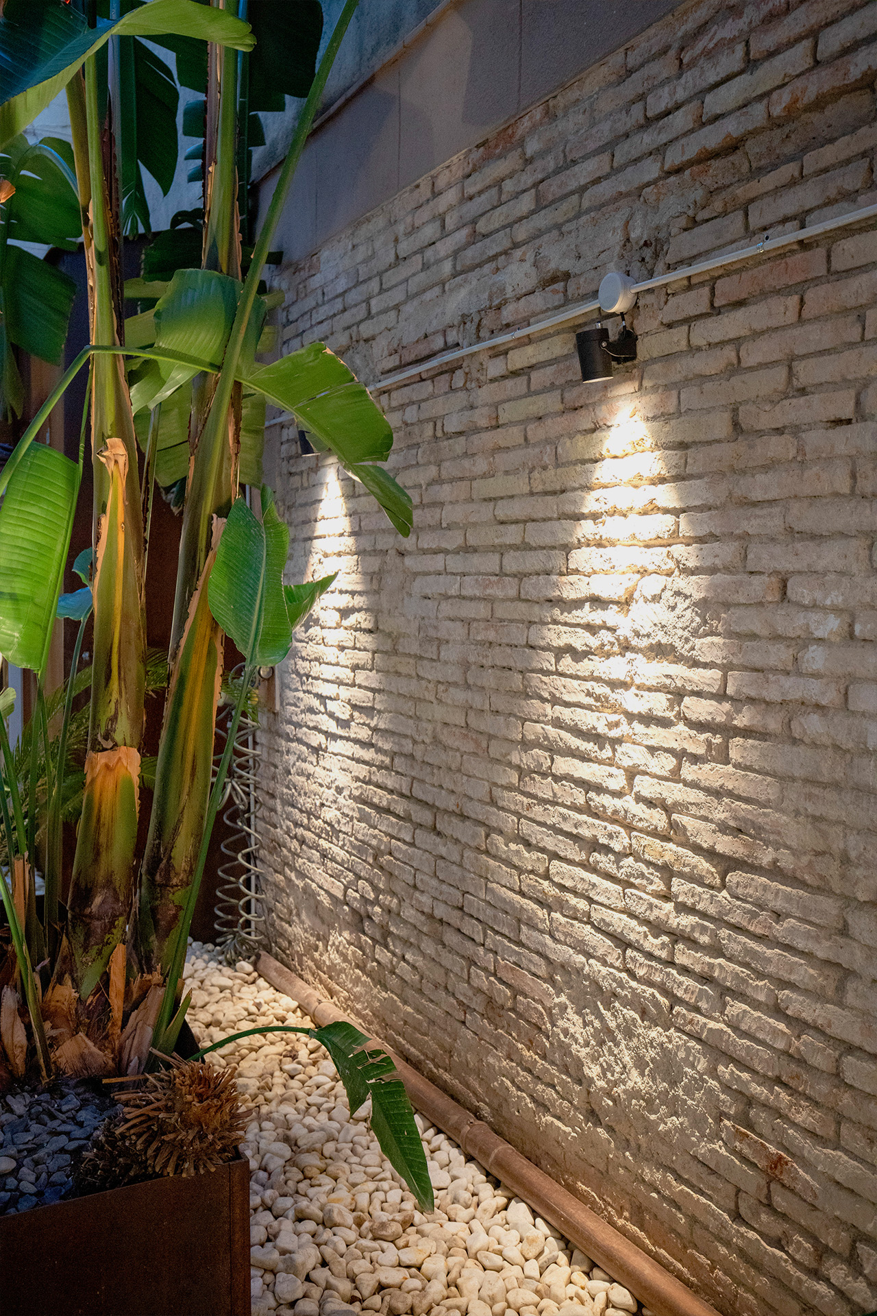 aplique de pared con acabados en negro en jardin interior