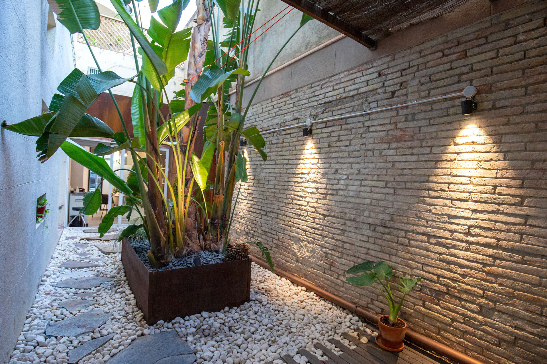 aplique de pared  con acabados en negro en jardin interior