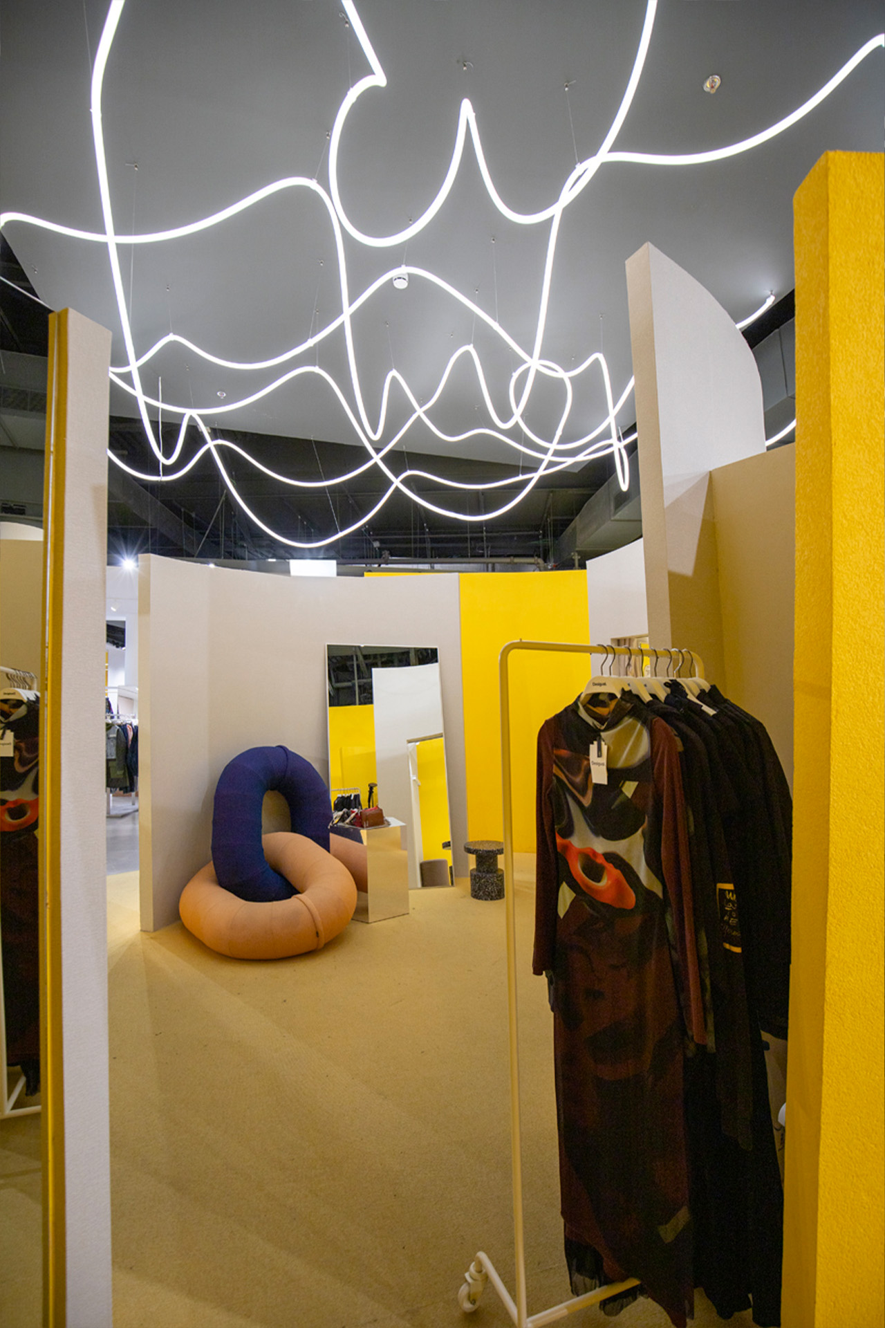 Tira LED flexible ilumina el vestidor de la tienda Desigual en el centro comercial Las Arenas de Barcelona