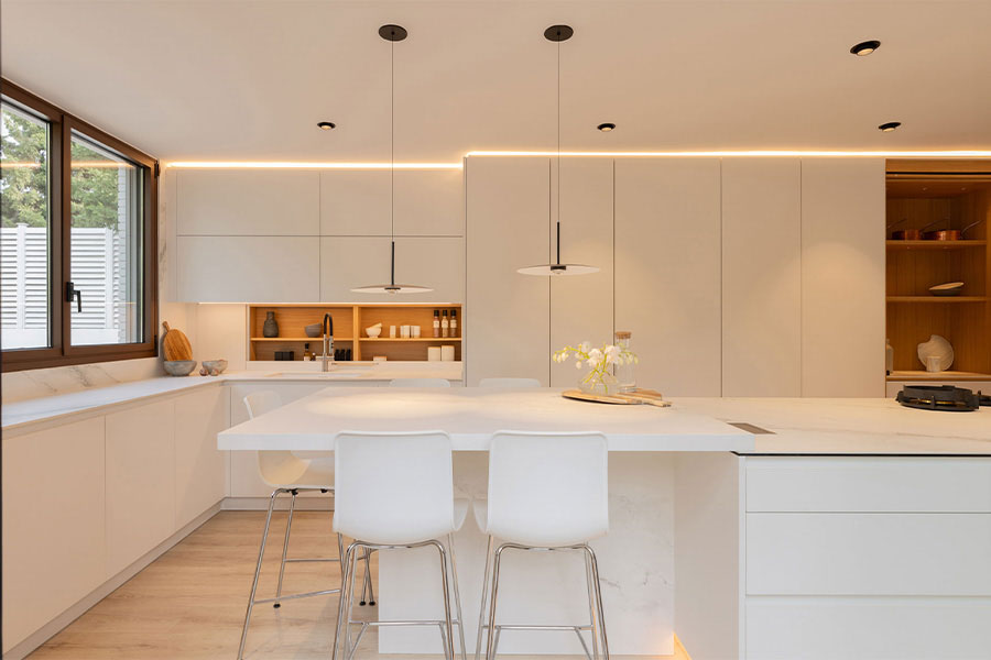 Hat y Mini Oxo iluminan la cocina de una casa particular en Barcelona