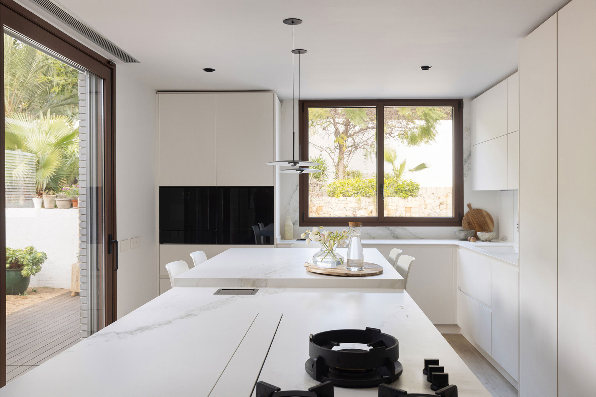 Hat y Mini Oxo iluminan la cocina de una casa particular en Barcelona